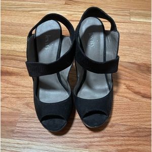 LEVITY Heels Suede Size 6M